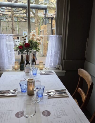 Gedekte tafel bij het raam in Bistro Vieux in Hilversum