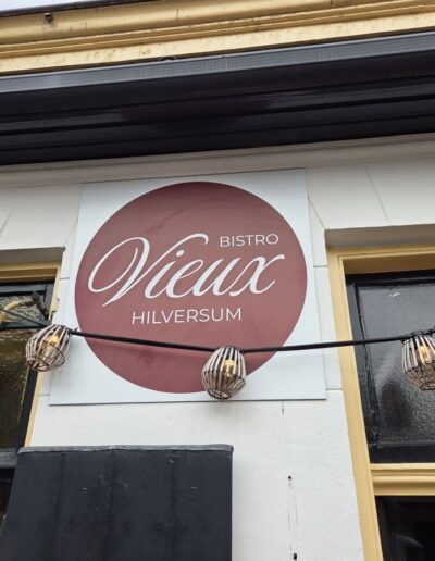 Gevel met logo van Bistro Vieux Hilversum