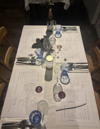 Gedekte tafel van bovenaf gefotografeerd in Bistro Vieux in Hilversum